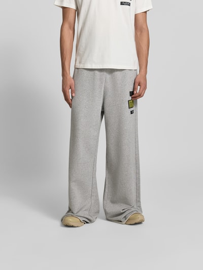 MM6 Maison Margiela Wide Fit Sweatpants mit Logo-Patch Mittelgrau Melange 4