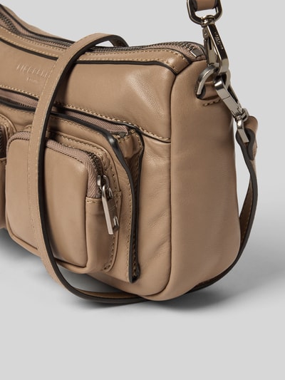 LIEBESKIND BERLIN Umhängetasche aus Leder mit Logo-Detail Modell 'Maia' Taupe 3