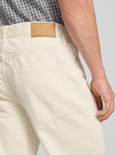 Männermodel trägt Loose Straight Fit Jeans mit Eingrifftaschen Modell 'TED' von Jack & Jones, Reine Baumwolle, Detailaufnahme Rückansicht.