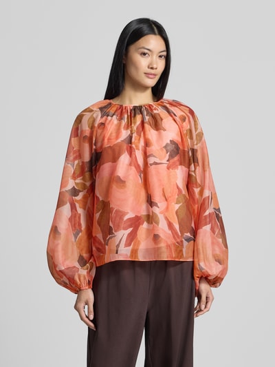 Vrouwenmodel draagt Relaxed Fit blouse met all-over bloemenprint Model 'Sabrona' van Ted Baker, oranje en roze tinten, geplooide details, met lange mouwen, ruglengte maat 36: 56 cm, mouwlengte maat 36: 74 cm, dames blouse, voorkant bovenlichaam close-up.