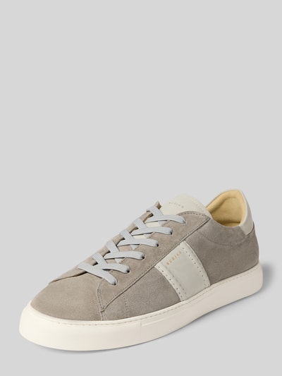 Produktfoto, Sneaker aus echtem Leder Modell 'Jase Morris' von Nubikk, grauer Schuh mit abgerundeter Passform und Logo-Detail, glatte und strukturierte Oberflächen, Absatzhöhe 3 cm, Schafthöhe 8 cm, Schaftweite 10 cm