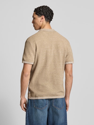 Männermodel trägt Regular Fit Freizeithemd mit Polokragen und Knopfleiste von Jack & Jones, beigefarben, Baumwoll-Mix, Ganzkörperansicht Rückansicht.