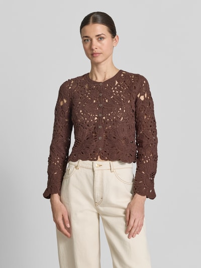 Frauenmodel trägt Cardigan aus Häkelspitze mit Rundhalsausschnitt von Jake*s Collection aus Reine Baumwolle, Gerader-Schnitt, Knopfleiste, braune Farbe, strukturierte Spitze, Nahaufnahme Oberkörper.