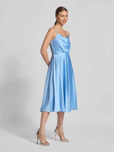Frauenmodel trägt Cocktailkleid mit Wasserfall-Ausschnitt von Jake*s Cocktail in Hellblau, Satin, taillierte Passform, Midilänge, Ganzkörperansicht von vorne.