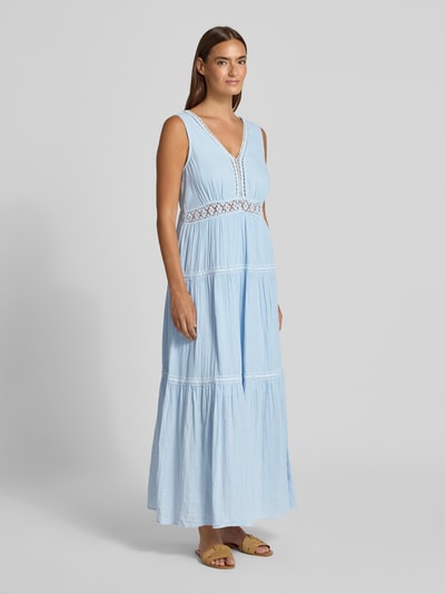 Frauenmodel trägt Maxikleid mit Loch-Stitching Modell 'Anini' von YAS, hellblau, aus Reine Baumwolle, Tailliert, V-Ausschnitt, Ärmelloses-Design, Ganzkörperansicht von vorne.