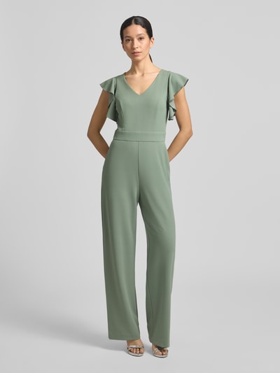 Frauenmodel trägt Regular Fit Jumpsuit mit Rüschenbesatz von Swing in Hellgrün, V-Ausschnitt, taillierte Passform, Ganzkörperansicht von vorne.