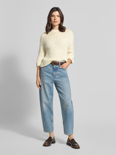 Frauenmodel trägt Regular Fit Pullover mit Woll-Alpaka-Anteil Modell 'Tariah' von Someday, Strick-Optik, Rundhalsausschnitt, elastische Abschlüsse, helle Farbe, Material-Mix, Ganzkörperansicht von vorne.