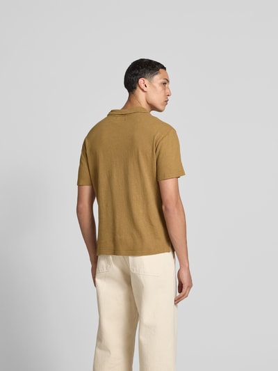 Officine Générale Poloshirt mit V-Ausschnitt Camel 5