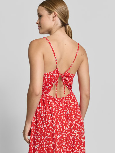 Kobiece modelka nosi Midikleid aus reiner Viskose Modell 'Marrakech' od ICHI, czerwony w białe wzory, dopasowany krój, ramiączka spaghetti, wycięcie na plecach, długość tyłu w rozmiarze S: 118 cm, szerokość w rozmiarze S: 42 cm, ujęcie z tyłu górnej części ciała.
