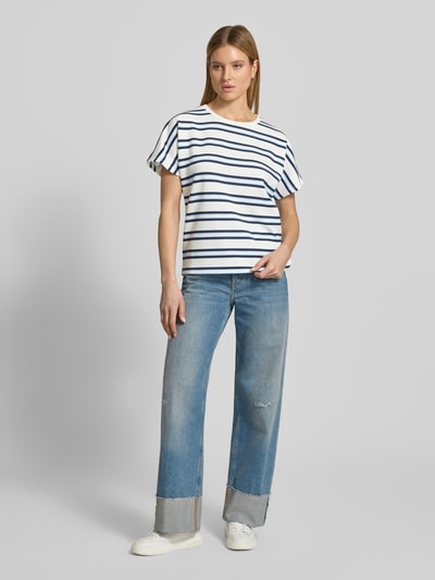 Frauenmodel trägt Damen T-Shirt mit Rundhalsausschnitt Modell 'BARNI' von Soyaconcept, gestreift, Baumwoll-Modal-Anteil, Relaxed-Fit, Ganzkörperansicht von vorne.