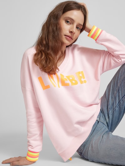 miss goodlife Sweatshirt in neonroze met statementprint, model 'L(I)EBE' Roze - 3