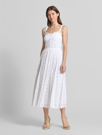 Frauenmodel trägt Midikleid mit Allover-Lochstickerei von LACE & BEADS aus weißer Baumwolle, taillierte Passform, Falten-Optik, ärmellos, Ganzkörperansicht von vorne.
