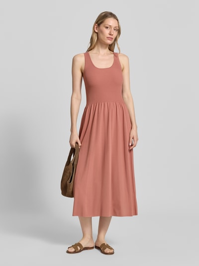 Vrouwenmodel draagt A-lijn tricotjurk uit viscosemix model 'CALIBRI' van Weekend Max Mara in warmroze, dames, Ganzicht van voren.