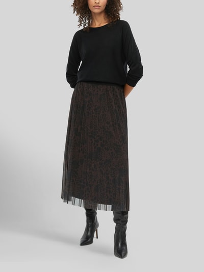Frauenmodel trägt schwarzen Relaxed Fit Pullover aus Viskose-Mix von s.Oliver BLACK LABEL, kombiniert mit dunklem Rock, Ganzkörperansicht von vorne.