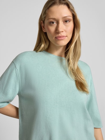 Vrouwenmodel draagt Oversized Pullover uit mix van katoen en kasjmier van Tom Tailor, look: effen, pasvorm: oversized, korte mouw, ronde hals, rolzoom, materiaalverwerking: knitwear, nahaufnahme bovenlichaam.