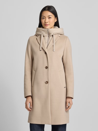 Vrouwenmodel draagt lange jas met capuchoninzet, reverskraag, knoopsluiting en steekzakken, materiaalmix met viscose, model 'MIRACLE' van Cinque, regular fit, kleur beige, vooraanzicht van het hele lichaam.