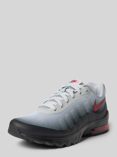 Produktfoto, Sneaker mit Logo-Print von Nike in Grau mit rotem Logo, schwarze Sohle, strukturierte Oberfläche, Herren Sneaker von Nike