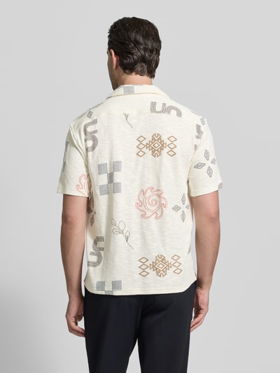 Männermodel trägt Slim Fit Freizeithemd mit Allover-Motiv-Stitching von MCNEAL, cremefarben, Baumwolle, kurzärmelig, Rückenansicht.