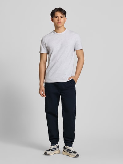 Mannenmodel draagt Straight Fit Jeans aus reiner Baumwolle van Tommy Jeans in denim optiek, loose straight fit, 5-pocket-design, elastische taille en pijpuiteinden, katoenmateriaal, volledig lichaam vooraanzicht.