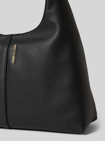 Productfoto, zwarte Handtasche met Label-Detail Modell 'Alltime Lover M' van Hey Marly, korrelige textuur, context: dames handtas met ritsvak, handvat, binnenvak met rits, 31x25x12 cm, schouderriem 55 cm
