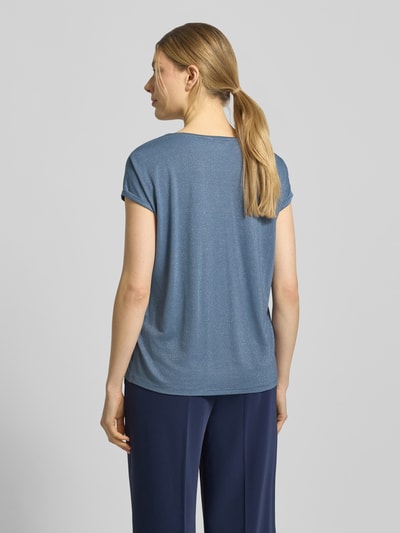 Frauenmodel trägt Relaxed Fit T-Shirt aus Viskose-Mix Modell 'LAVA' von Vero Moda mit Allover-Muster und Effektgarn, Ganzkörperansicht Rückansicht.