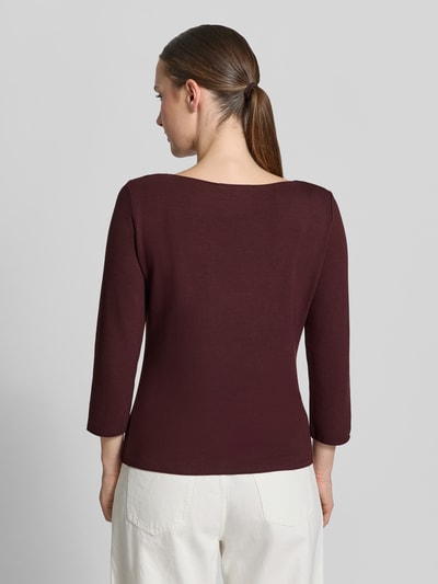 Frauenmodel trägt Regular Fit T-Shirt aus Viskose-Mix Modell 'Kirosa' von someday, bordeaux, 3/4-Arm, Rückenansicht, Ganzkörperansicht Rückansicht.
