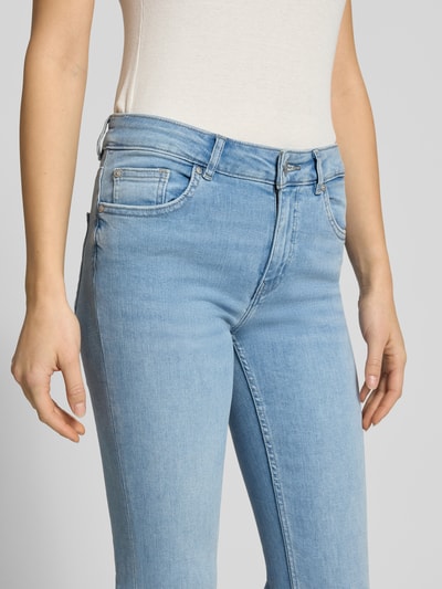Kobiece modelka nosi Flared Jeans mit 5-Pocket-Design od Review, jasnoniebieski, bawełniany materiał z domieszką stretchu, zdjęcie z przodu, zbliżenie na górną część.