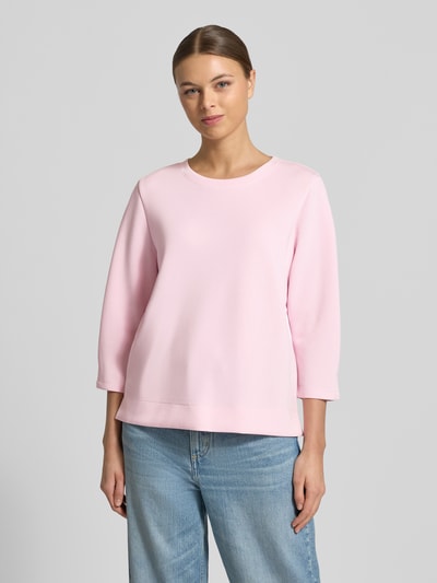 Frauenmodel trägt Comfort Fit Sweatshirt aus Modal-Mix von s.Oliver RED LABEL in zartem Rosa, unifarben, Rundhals, 3/4-Arm, Ganzkörperansicht von vorne.