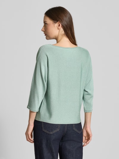 Frauenmodel trägt Relaxed Fit Pullover aus Viskose-Mix in Strick-Optik von comma, mintgrün, U-Boot-Ausschnitt, 7/8-Arm, Ganzkörperansicht Rückansicht