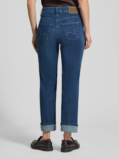 Modelka nosi Straight Fit Jeans aus Baumwoll-Mix Modell 'LAURA TURN UP' od MAC, kolor ciemnoniebieski, widok całej sylwetki od tyłu, długość do kostek, pięciokieszeniowy, z mankietami, szerokość w rozmiarze 36: 42 cm, długość wewnętrzna nogawki: 69 cm.