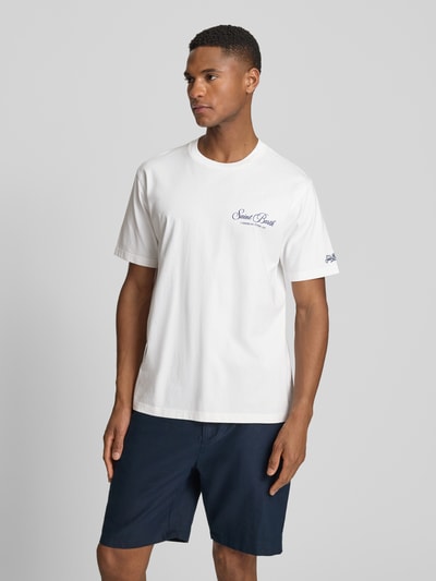 Männermodel trägt Herren T-Shirt mit Label-Prints Modell 'PORTLAND' von MC2 Saint Barth aus Reine Baumwolle, Regular-Fit, Rundhalsausschnitt, Weiß mit dunkelblauen Details, Ganzkörperansicht von vorne.