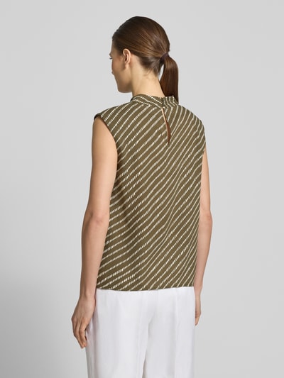 Modelka kobieca ma na sobie Regular Fit Top mit Stehkragen od comma, wzór w paski, zapięcie na haftkę, krój bez rękawów, długość tyłu w rozmiarze 36: 57 cm, widok całej sylwetki od tyłu.