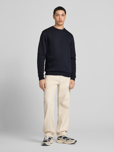 Männermodel trägt Regular Fit Sweatshirt aus Baumwoll-Mix Modell 'CERES' von Only & Sons, Optik: Unifarben, Rundhals, Langarm, Label-Patch, Ganzkörperansicht von vorne.