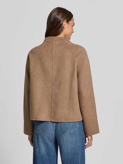 Frauenmodel trägt Relaxed Fit Kurzmantel Modell 'Helisu' von OPUS in unifarbener, matter Optik mit strukturierter Filz-Wollmix-Textur, Ganzkörperansicht Rückansicht.