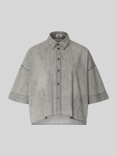 Produktfoto, Boxy Fit Jeanshemd mit überschnittenen Schultern Modell 'YARIKA' von Drykorn, czysta bawełna, krój boxy fit, kołnierz koszulowy, zapięcie na guziki, długość tyłu 53 cm w rozmiarze 36, długość rękawa 22 cm w rozmiarze 36, jasnoszary denim, widoczna struktura materiału