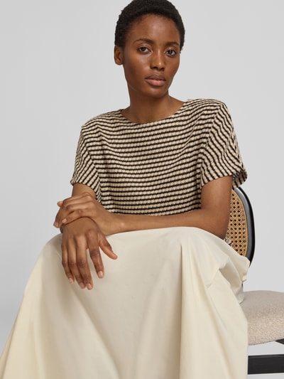Frauenmodel trägt Strickshirt im Allover-Look Modell 'Ucindy' von someday., Baumwoll-Mix, Relaxed Fit, Nahaufnahme Oberkörper.