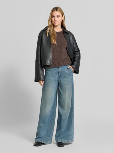 Frauenmodel trägt Pullover aus Leinen-Mix mit Alpaka-Anteil Modell 'Zolly' von American Vintage, braune Strick-Optik, Relaxed Fit, Ganzkörperansicht von vorne, Damen Pullover von American Vintage, elastischer Leinen-Mix mit Alpaka-Anteil, Rückenlänge 53 cm, Ärmellänge 56 cm.