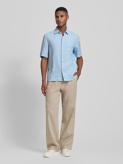 Männermodel trägt Regular Fit Freizeithemd aus reinem Leinen von Marc O'Polo in Hellblau, unifarben, Kurzarm, Flammgarn, Ganzkörperansicht von vorne.