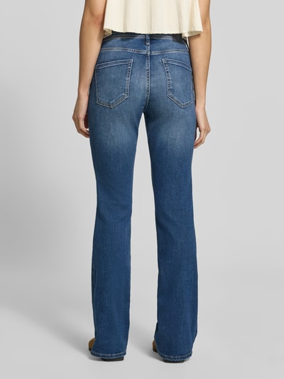 Vrouwenmodel draagt Slim Fit Bootcut-jeans uit katoenmix Model 'BEVERLY' van s.Oliver RED LABEL, blauwe tinten, geheelbeeld achteraan.