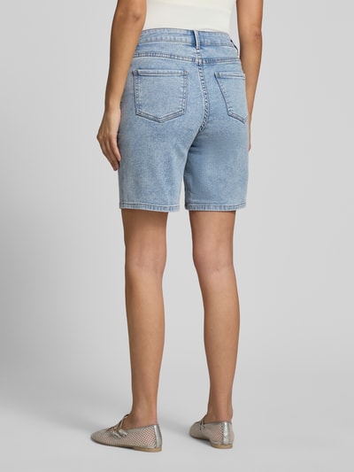 Vrouwenmodel draagt lichte korte jeans met steekzakken, katoenmix met stretch, regular fit, model 'Jane' van FREE/QUENT, binnenbeenlengte 21 cm, bandwijdte 39 cm, ganzebody van achteren.