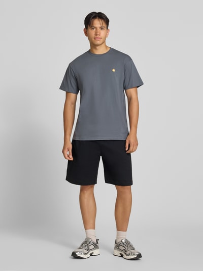 Mannenmodel draagt Shorts uit katoenmix Model 'Floyde' van Carhartt Work In Progress in relaxed fit, zwarte kleur, steekzakken, elastische band met tunnelkoord, Mix van katoen en elastaan, bandwijdte maat M 39 cm, binnenbeenlengte maat M 25 cm, volledige lichaamsaanzicht van voren.