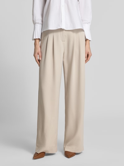 Frauenmodel trägt High Waist Hose mit Viskose-Anteil Modell 'Mirabelle Michelle' von MSCH Copenhagen, Material-Mix, Eingrifftaschen, Hakenverschluss, beige, Ganzkörperansicht von vorne. Bundweite bei Größe S: 37 cm, Innenbeinlänge: 82 cm.