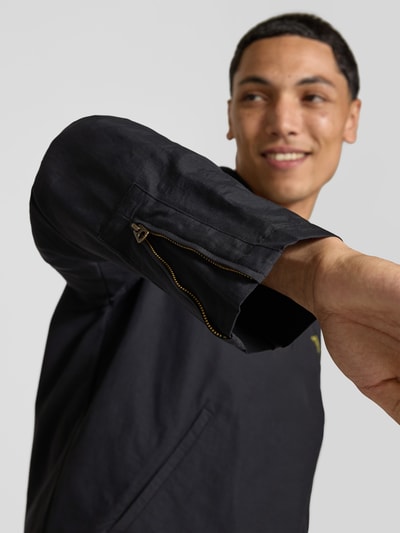 Mannelijk model draagt Blouson uit katoenmix van Kenzo in zwart met ritssluiting en steekzakken, recht pasvorm, Nahaufnahme Oberkörper. Ruglengte bij maat M: 64 cm, schouderbreedte: 51 cm, mouwlengte: 67 cm.