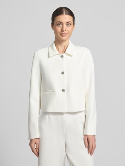 Frauenmodel trägt Blazer mit Viskose-Anteil Modell 'Leonie' von GUIDO MARIA KRETSCHMER WOMAN in Weiß, Regular-Fit, Ganzkörperansicht von vorne.