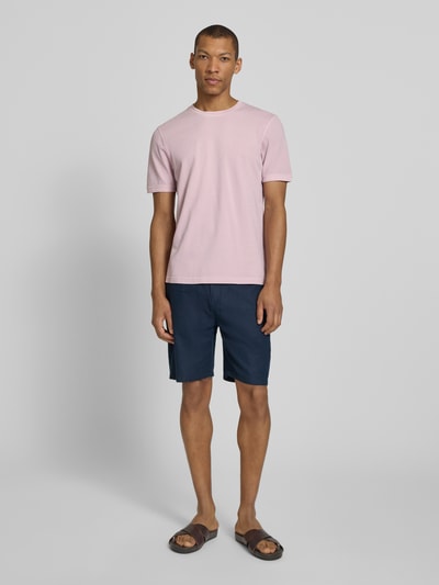 Männermodel trägt T-Shirt mit Rundhalsausschnitt Modell 'LAO' von CINQUE in Rosa, Regular Fit, Baumwoll-Elasthan-Mix, Ganzkörperansicht von vorne