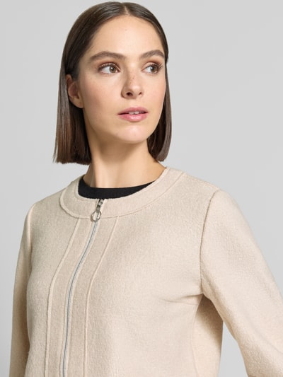 Frauenmodel trägt Regular Fit Kurzblazer aus Viskose-Woll-Mix von Betty Barclay, beige Farbton, strukturierte Oberfläche, Nahaufnahme Oberkörper, Damen Kurzblazer von Betty Barclay.
