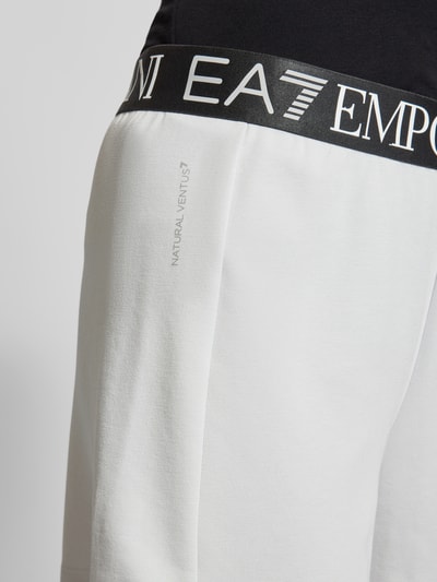 EA7 Emporio Armani Shorts mit Label-Bund Modell 'NATURAL VENTUS7' Hellgrau 3