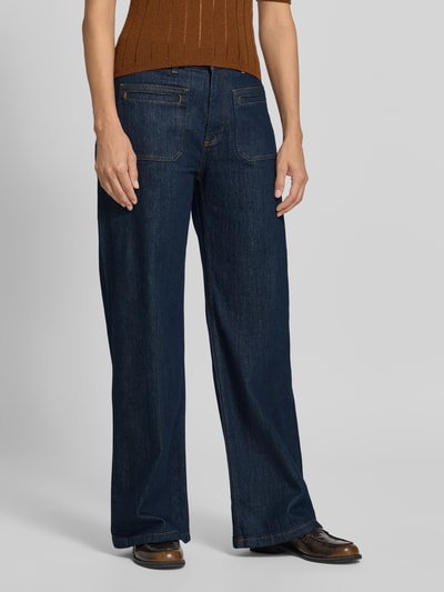 Frauenmodel trägt Wide & Loose Fit Jeans aus Baumwoll-Mix Modell 'Winona' von Jake*s, dunkelblau, glatte Textur, Ganzkörperansicht Vorderansicht, Damen Wide & Loose Fit Jeans von Jake*s Casual