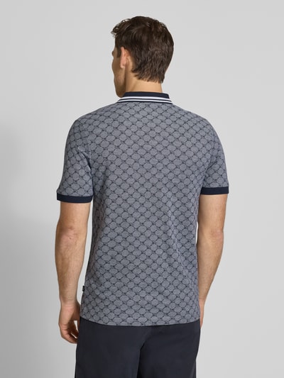 Mężczyzna nosi Regular Fit Poloshirt mit Logo-Muster Modell 'Jessino' von JOOP! Collection, bawełna, krój regular fit, widok całej sylwetki z tyłu.