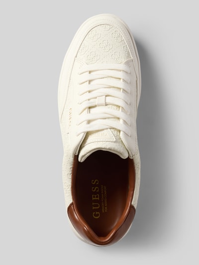 Produktfoto, Sneaker mit Strukturmuster Modell 'YUJEN2' von Guess in Offwhite mit abgerundeter Spitze, Schnürverschluss und Label-Detail, leichte Profilsohle, braunes Detail an der Ferse, Herrenschuh mit 4 cm Absatzhöhe, 8 cm Schafthöhe und 10 cm Schaftweite, Strukturierte Oberfläche, Oberansicht.